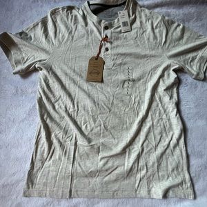 Mens vintage brand tee with buttons